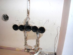 Как быстро сделать отверстие для кабеля в стене