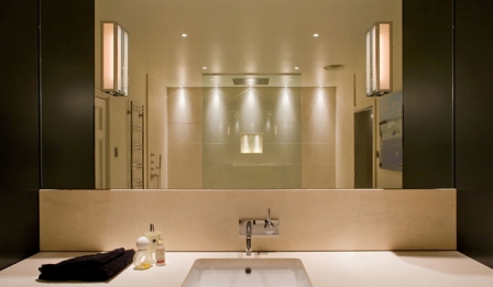 Зеркало с подсветкой для ванной и особенность его установки 